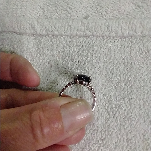 Silvertone black 🖤 stone 🪨 ring 💍9 - Picture 3 of 5